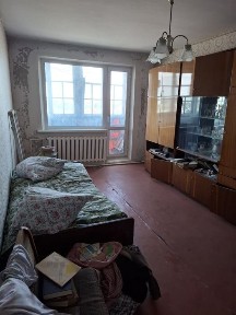 Продается квартира без ремонта.