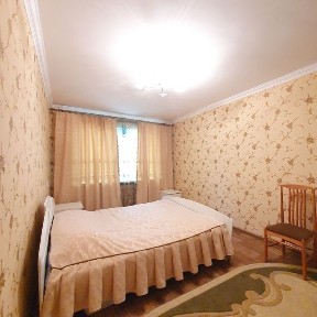 Продам 3кв по пр. Абая, площадь 60кв. м, удобный 1/5 этаж.
