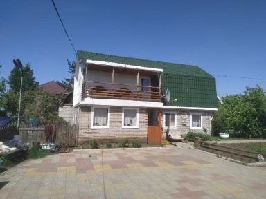 Продам дачу на берегу озера.