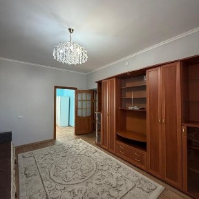 Продается пол дома из 3 комнат по ул Мичурина 64 квартал