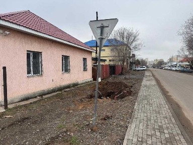 Два дома на оживленной дороге