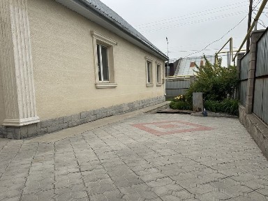Продам дом, со всеми комуникациями, в центре города.