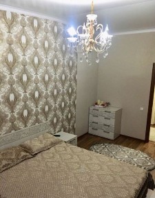 2000 теңге Час. 1-но комнатная. Центр города.