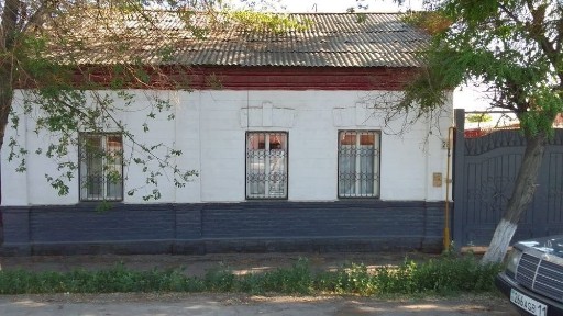 Уй сатылады 09:00-18:00 арасында хабарласыныздар.