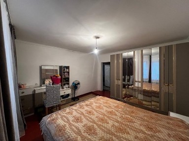 Срочно! Просторный дом 10 соток с хозпостройками по ул. Байтерек