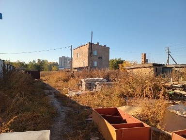 Продам дом с большим участком земли.