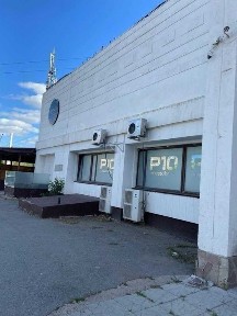 Отдельно-стоящее здание в самом центре города.