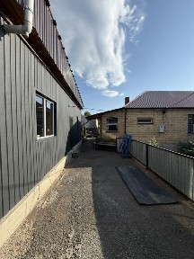 Продам дом в учхозе 8 соток земли