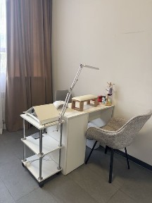 Кушетка и маникюрные столы в аренду