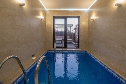 Дом 250 КВ. С бассейном и баней