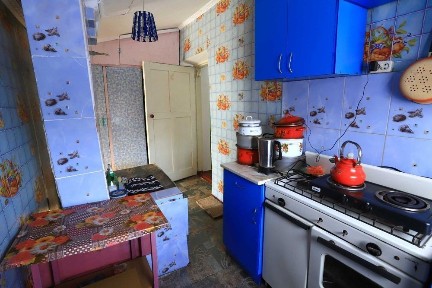 продам 1/4 дома на узкой колее.