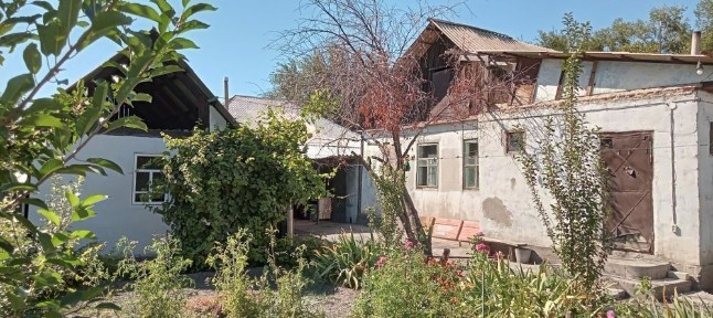 Продам дом нужен внутренний ремонт.