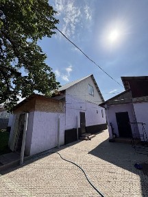 Частный дом из красного кирпича.