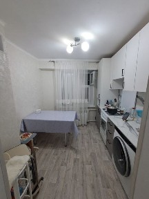 Район 8 школа. 3 ком квартира з-этаж.
