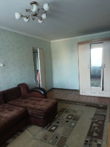 Продам 1 комнатную квартиру в 4 мкр. Квартира теплая, уютная, торг.