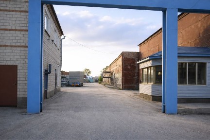 База 0,7 га. : склады 3 000 м², офисы 1 000 м², 200 м от ул. Абая, Кокш.