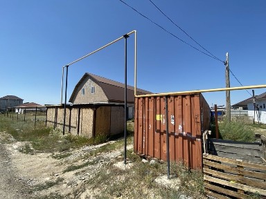 Продам участок с домом, летней кухней и контейнерами