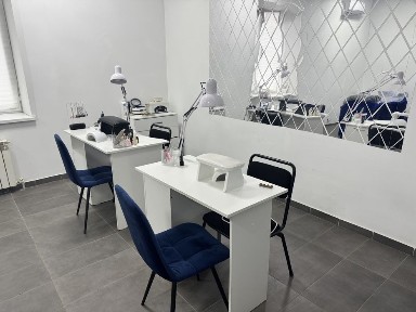 Сдается кушетка, маникюрный стол в аренду 25 тыс
