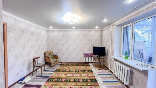 Продам одна комнатную квартиру в центре Санжар