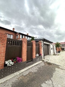 6-ком Таунхаус. Юго-восток, ул. Муканова. Площадь 312м². Гараж 70м².