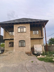 Продам коттедж с летним кухней из красного кирпича в хорошем районе