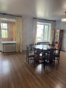 Продам большую трехкомнатную квартиру в центре