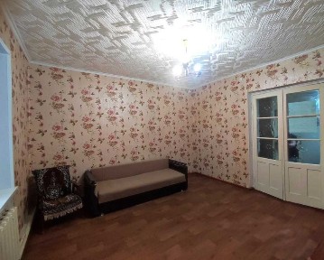 Продаю 2х комн. квартиру на 1 этаже в центре.