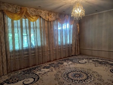 Үй сатылады. Баня, гараж, сарай, 2 бөлмелі времянка бар. Жол асфальт.