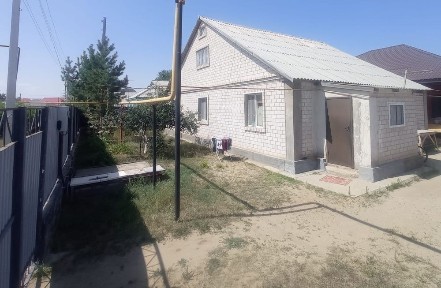 Үй тұтасымен бұзып алып кетуге сатылады.