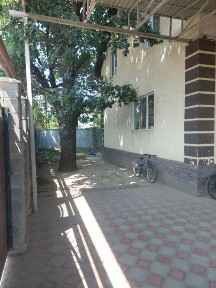 Двухэтажный дом из красного кирпича