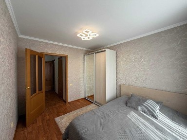 продам 3 комнатную квартиру на 8 мкр