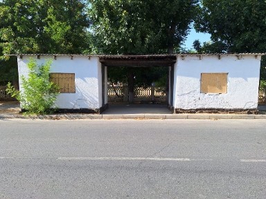 Кентау каласынын қақ ортасында орналаскан, музей остановкасы.