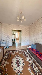 Продается или менятся 4 х комнатная ңвартира по ул. Караменде би 6