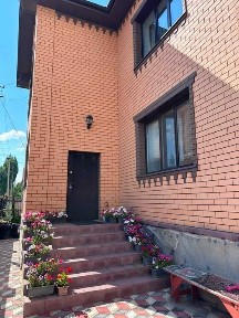 Продается 2х этажный дом в центре с центр. коммуникациями