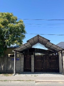 Продается дом. Из ж/кирпича, фасад - термопанели, навес - профнастил.