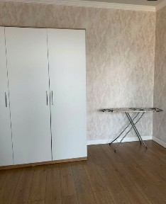Квартира 1 бөлмелі ішінде барлық заттары бар қолданатын таза жылы