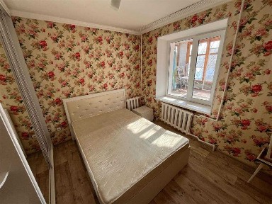 2-х комнатная, второй этаж, в центре Караганды на Бухар Жырау, 45кв