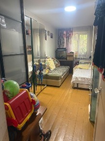 Срочно обменяю 2- ух комнатную квартиру в 1 микрорайоне на дом