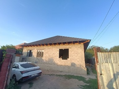 Үй сатылады жанында жан салынып жатыр