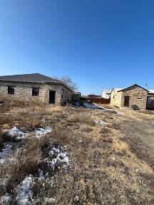 Үй сатылады базардың айналасында.