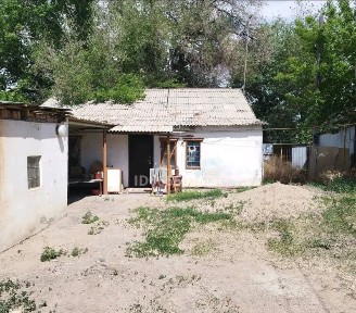 Дом находится в центре города, в шаговой доступности средняя школа 4