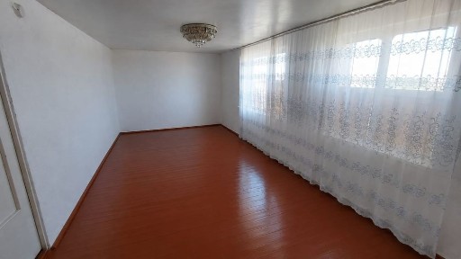 Үй сатылады 4бөлме, үлкен коридор; кіре беріс. едені ағаш; Жарық су, газ