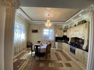 продам дом добротный стены газа- блок-Экотон + облицовка украинским ки