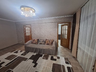 Продам 3-х комнатную квартиру по улице Мызы 41