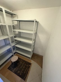 Сдам кладовку со стелажами на длительный срок.