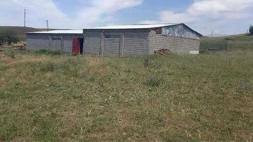 Қора сатылады, жері 18 соттық+15 га жайылым жері бар. Дайын бизнес.
