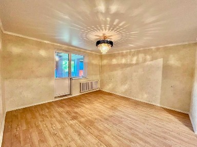 2 комнатная квартира с ремонтом с балконом