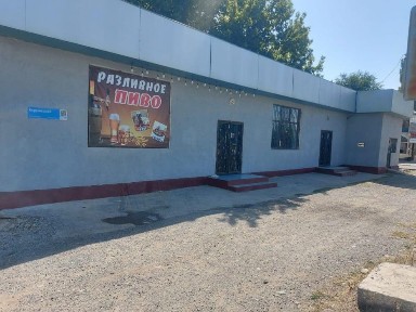 Магазин бірге қасында жер сатылады жолдың бойында орналасқан |