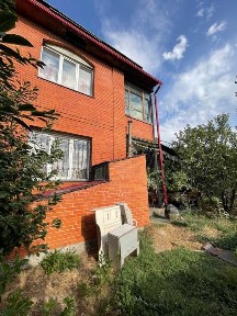 Продаётся жилой дом с коммерческим помещениями