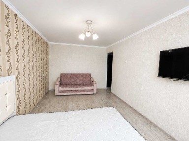 №1567 Продам 1 комнатную квартиру, 6 микрорайон, за магазином Гардероб